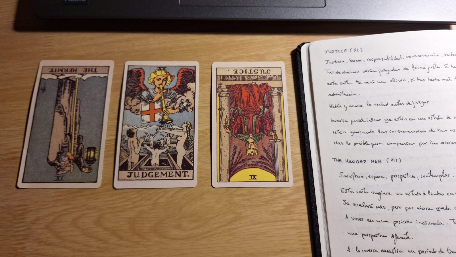 Tres cartas de tarot sobre mesa.