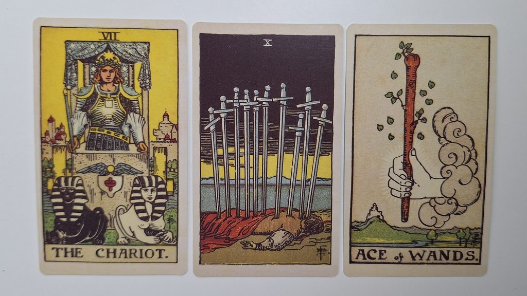 Tres cartas del tarot, simbolismo variado.