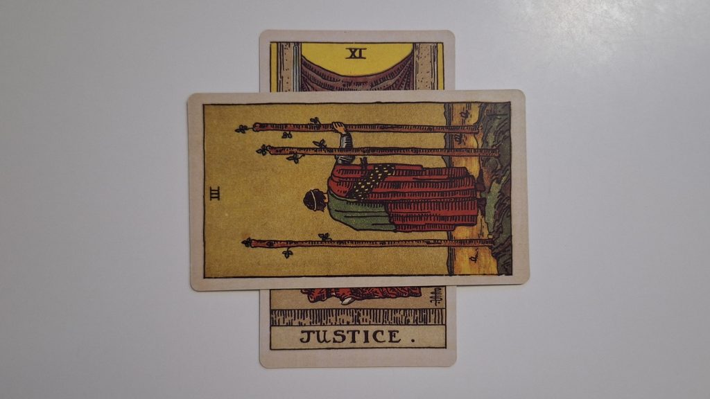 Cartas de tarot sobre fondo blanco