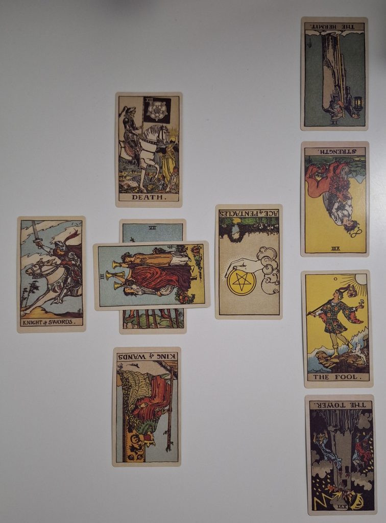 Cartas del tarot formando la cruz celta